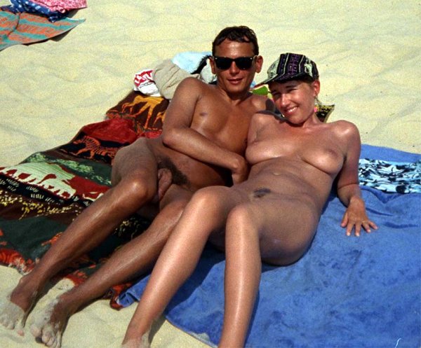 Ma femme se montre nue à la plage