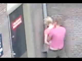 Blonde pétasse se fait défoncer le cul dans la rue