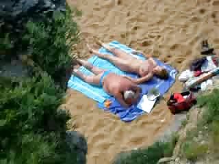 Voyeur mate un couple a la plage
