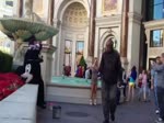 Une pause sexy près d'une fontaine