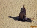 Jeune couple coquin baise sur une plage publique