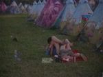 Jeune couple baise pendant le festival de Tomorrowland