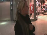 Belle coquine baise au centre commercial
