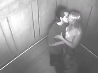 Joli couple baise dans un ascenseur