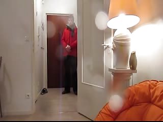 Elle s'exhibe devant le livreur de pizzas