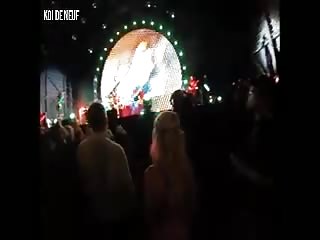Elle suce son mec pendant concert country