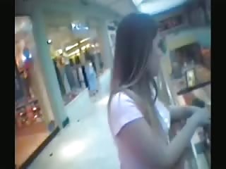 Elle suce un inconnu dans un centre commercial