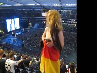 A poil dans un stade pendant un concert