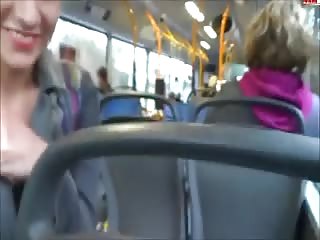 Deux cochonnes s'exhibent dans un bus