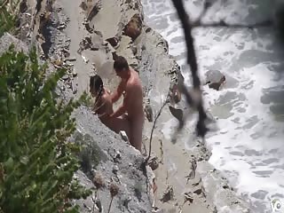 Un couple en train de baiser à  la plage se fait filmer discrétement