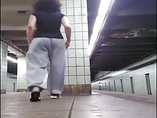 Coquine s'exhibe dans une bouche de métro