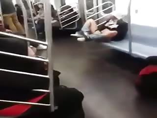 Une femme se donne du plaisir dans une rame de métro