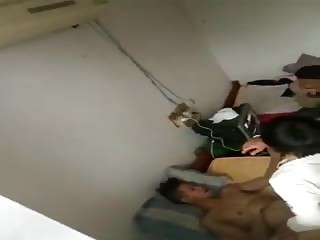 Ce couple baise devant leur pote
