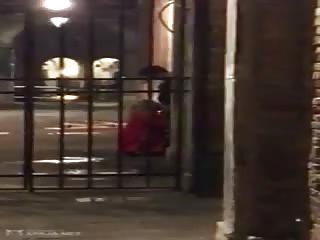 Pipe discrète en pleine rue