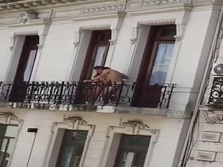 Ils baisent sur le balcon en plein centre de Barcelone