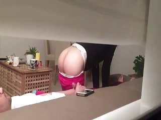 Le voisin se tape la babysitter