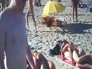 Mamie baisée par 2 mecs sur une plage naturiste