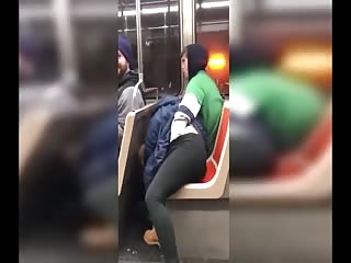 Mec se fait sucer dans le métro et doigte sa meuf