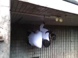 Prise par derrière dans une ruelle