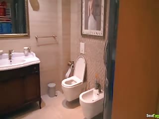 Bonne baise dans la salle de bain