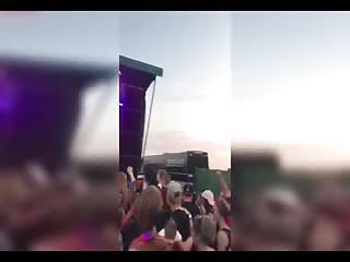 Une fellation en plein concert de rock