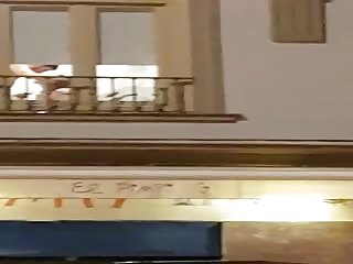 Un couple qui a oublié de fermer ses volets à  l'hotel