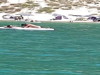 Elle suce son mec sur l'eau