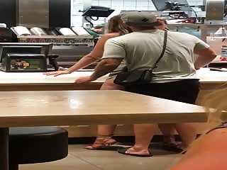 Il baise sa femme en commandant un menu Big Mac