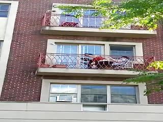 Comme il fait trop chaud ils baisent sur le balcon
