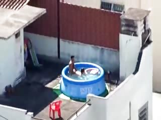 Couple filmé en train de baiser dans une piscine gonflable