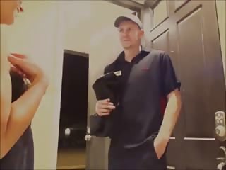 Elle tombe sa serviette devant le livreur de pizzas