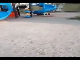 Couple qui baise sur une aire de jeux