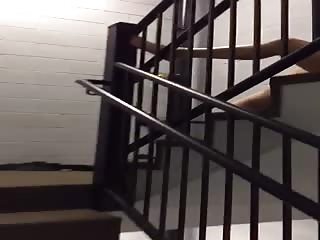 Elle bouffe le minou de sa copine dans les escaliers