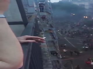 Couple baise sur un balcon pendant une manif de gilets jaunes