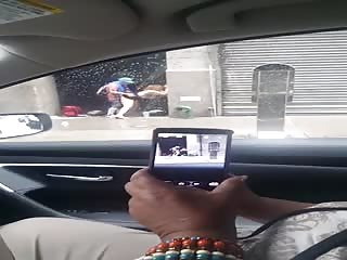 Un couple fait l'amour en pleine rue