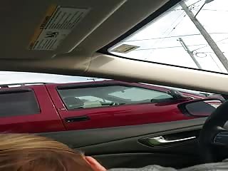 Elle suce son mari dans la voiture