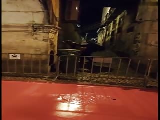 Couple encouragé par des passants