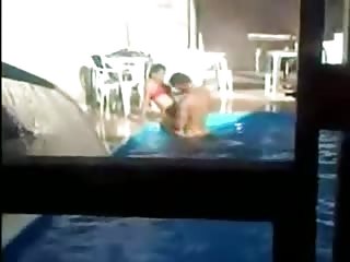 Pris en flag en train de baiser au bord de la piscine