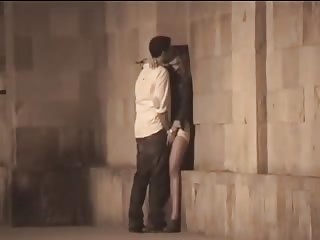 Pris en flag en train de baiser en pleine rue