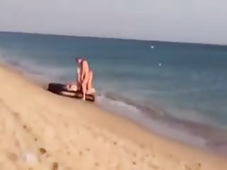Des libertins baisent au bord de l'eau
