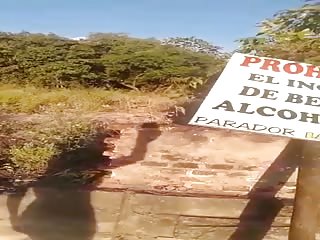 Une espagnole s'exhibe sur une plage