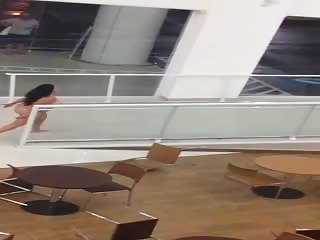 Une folle court à  poil dans un centre commercial
