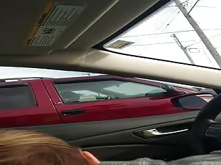 Surprise dans sa voiture alors qu'elle est en train de sucer