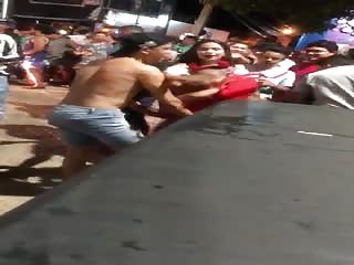 Bourrée elle se fout topless en pleine rue