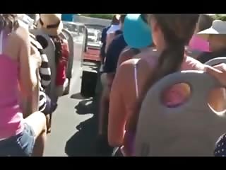 Il se fait sucer dans un car de touristes