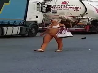 Elle a trop chaud et se ballade à  poil