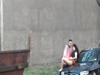 Il baise sa femme directement dans la rue