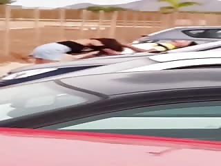 Surpris en train de se faire sucer sur un parking