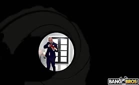 Elle baise avec un agent secret