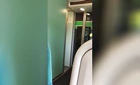Fille super sexy s'exhibe dans une rame de metro